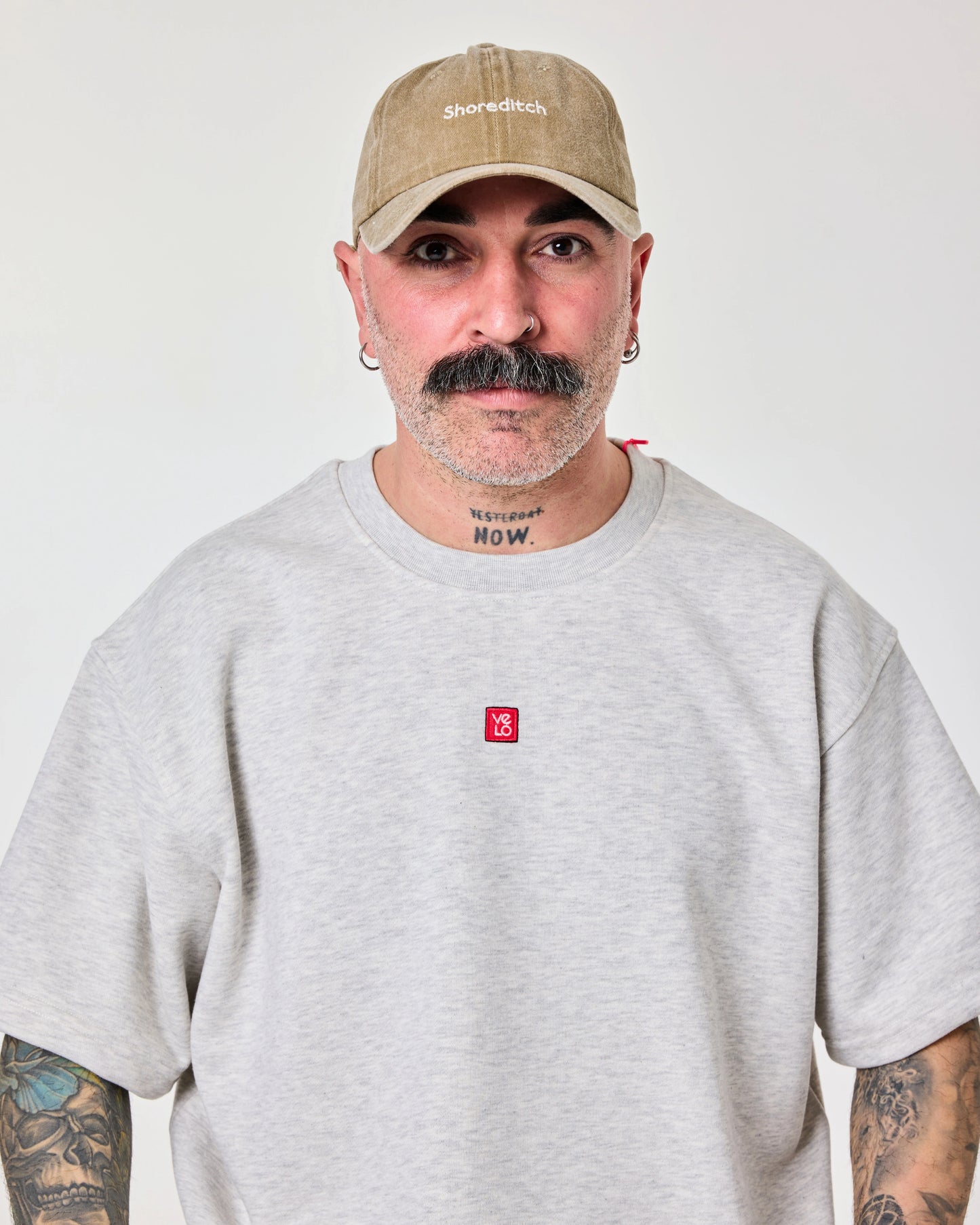 front look of mean wearing Shoreditch cream washed cap.