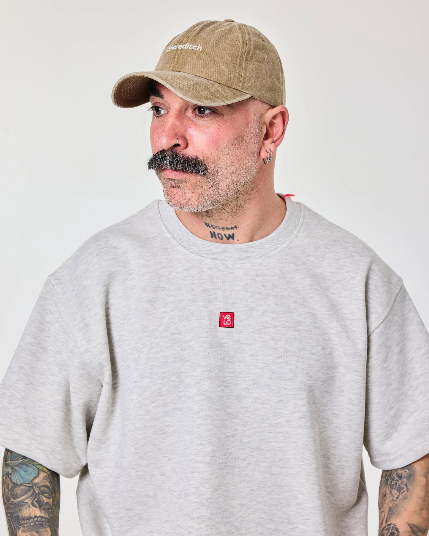 side look of mean wearing Shoreditch cream washed cap.