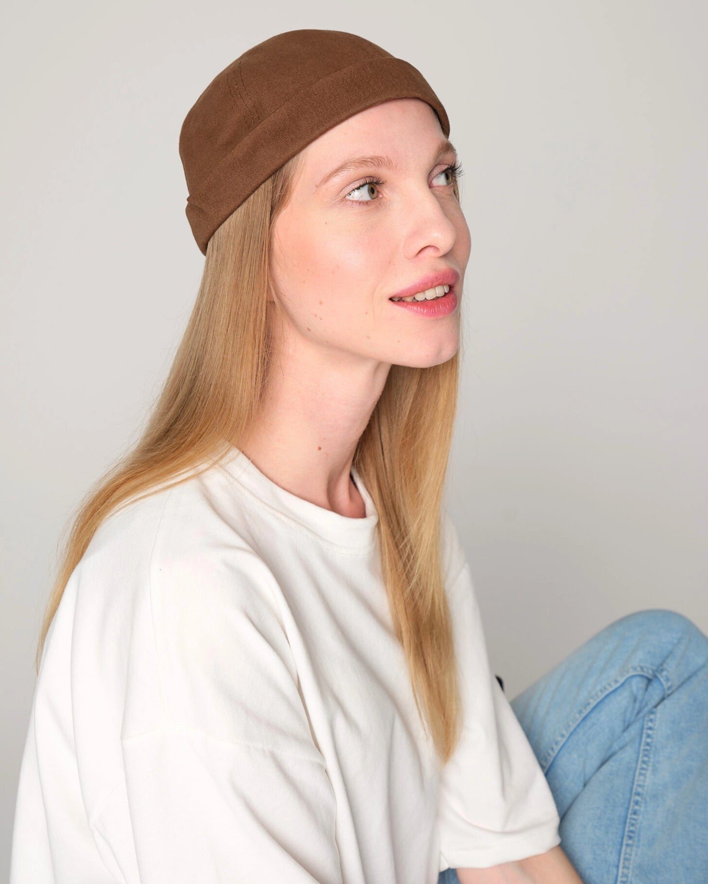 woman wearing brown docker cap