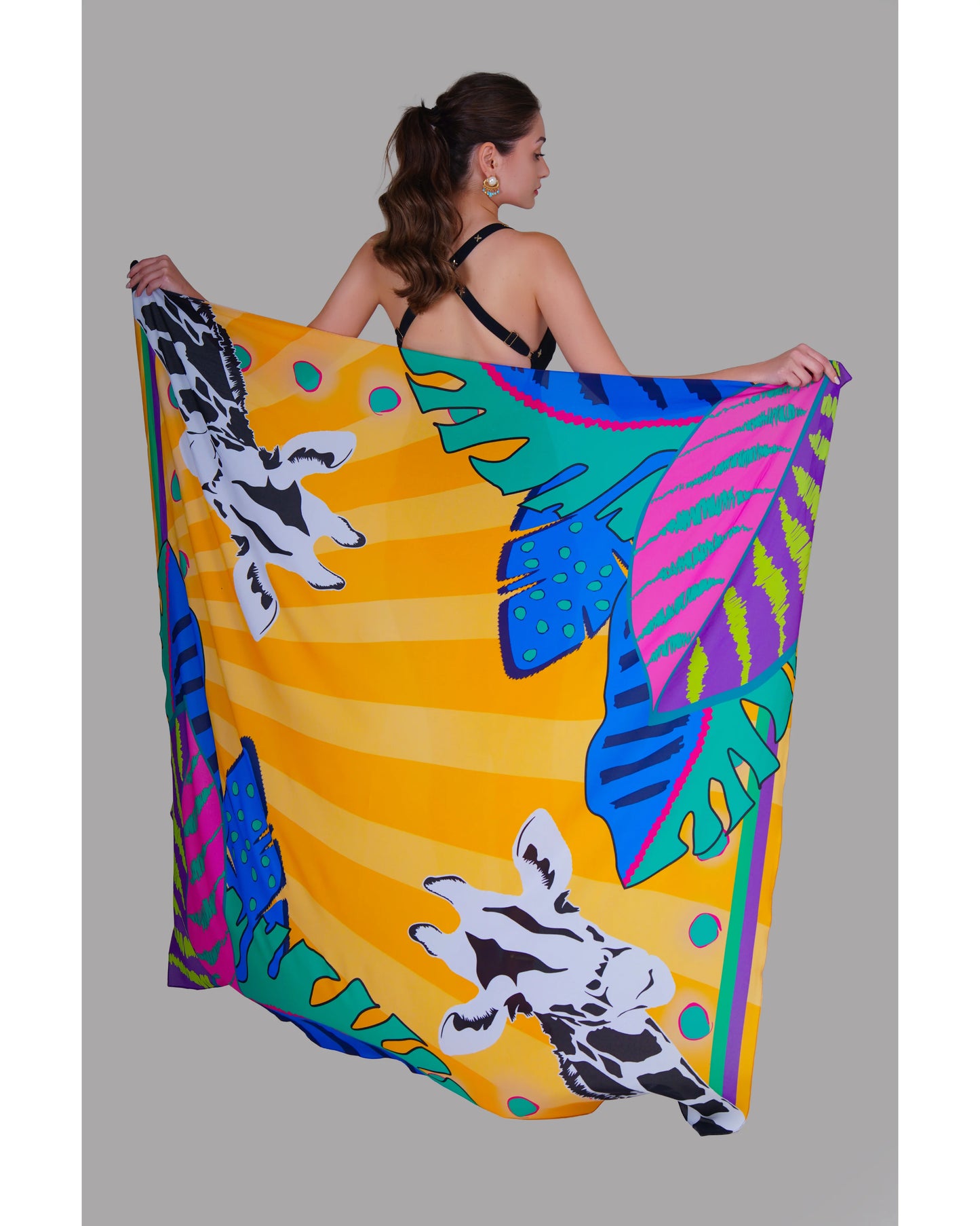 Back view of Giraffe Pareo