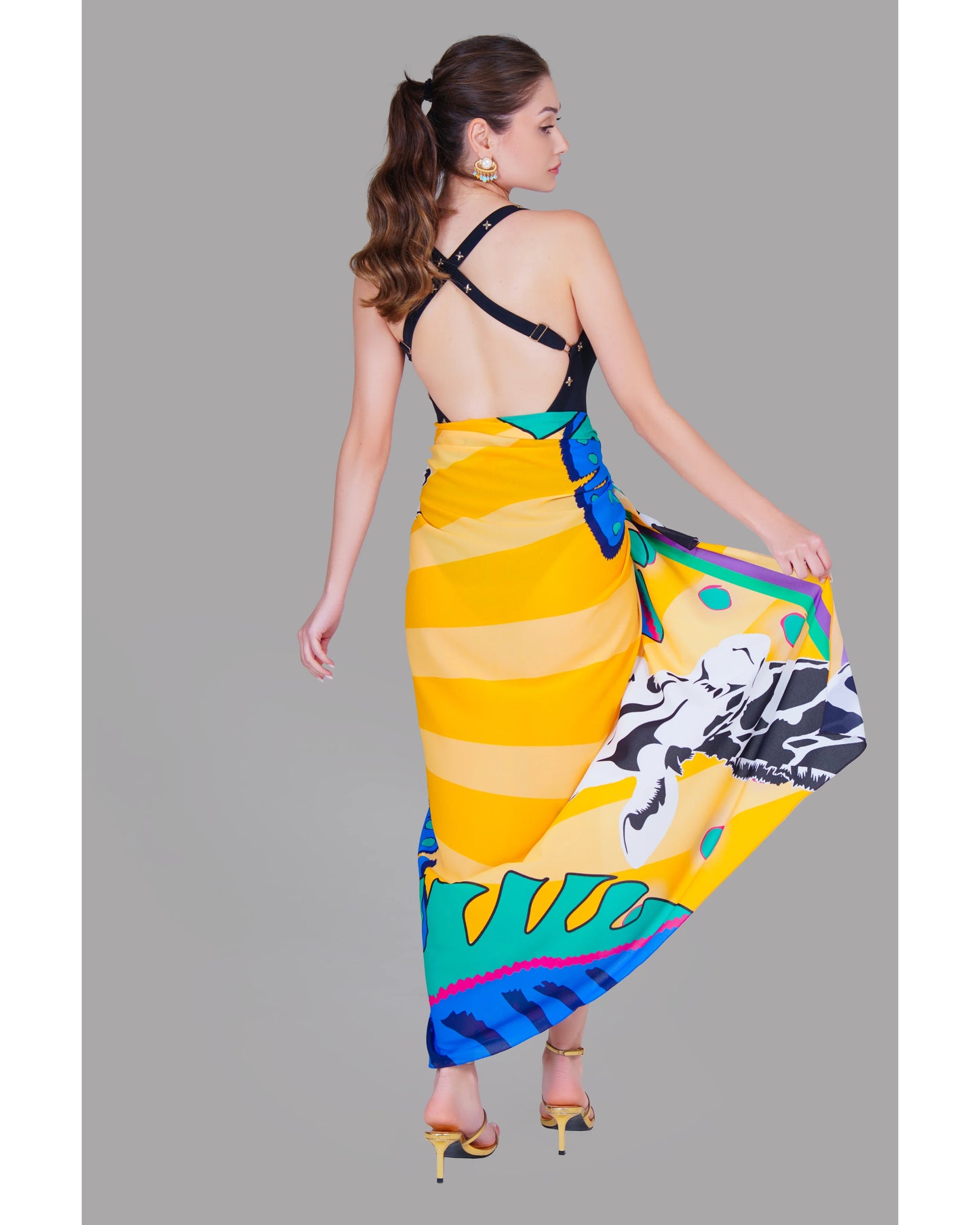 Back view of Giraffe Pareo