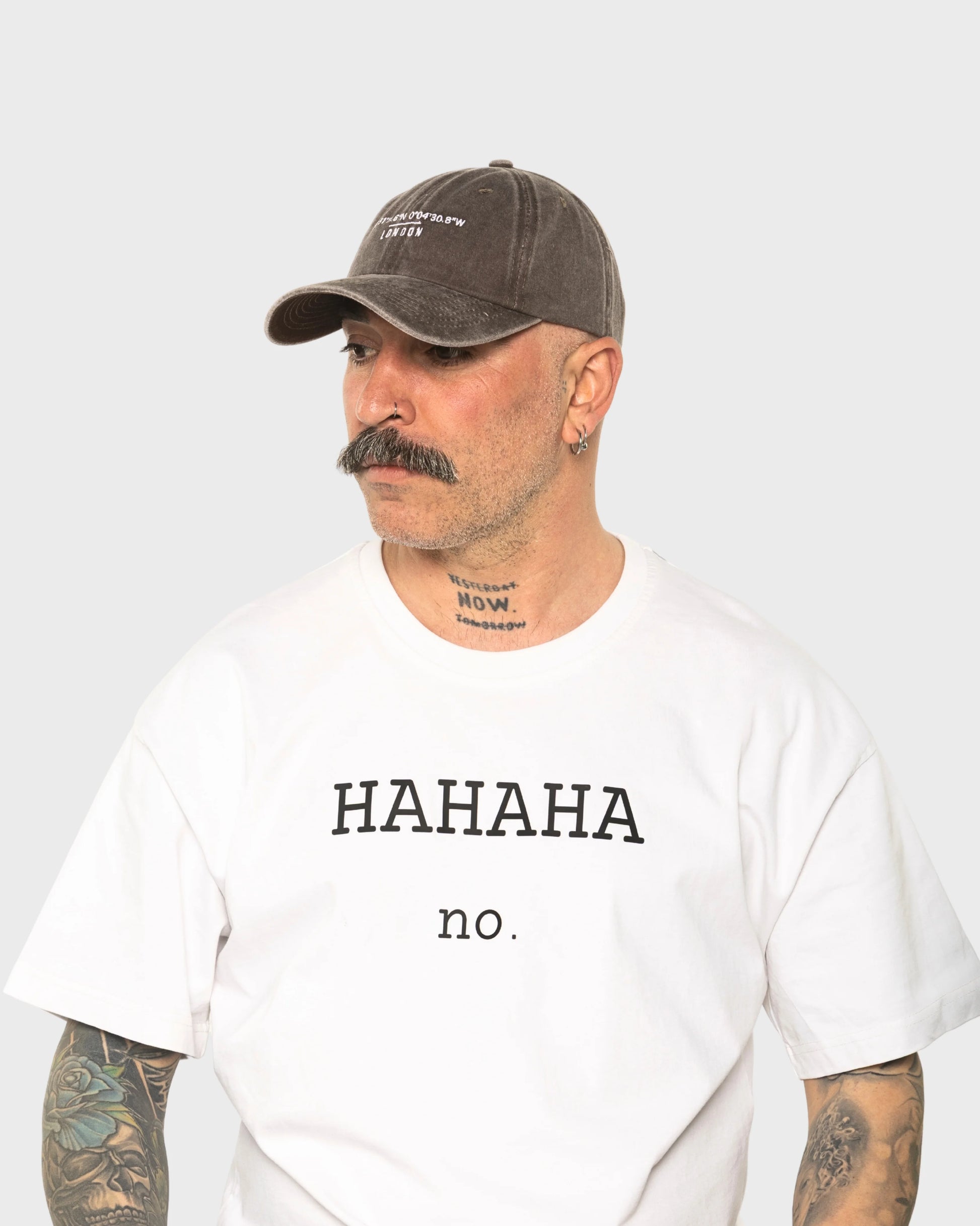 A man wearing the London Dusty Brown Washed Cap