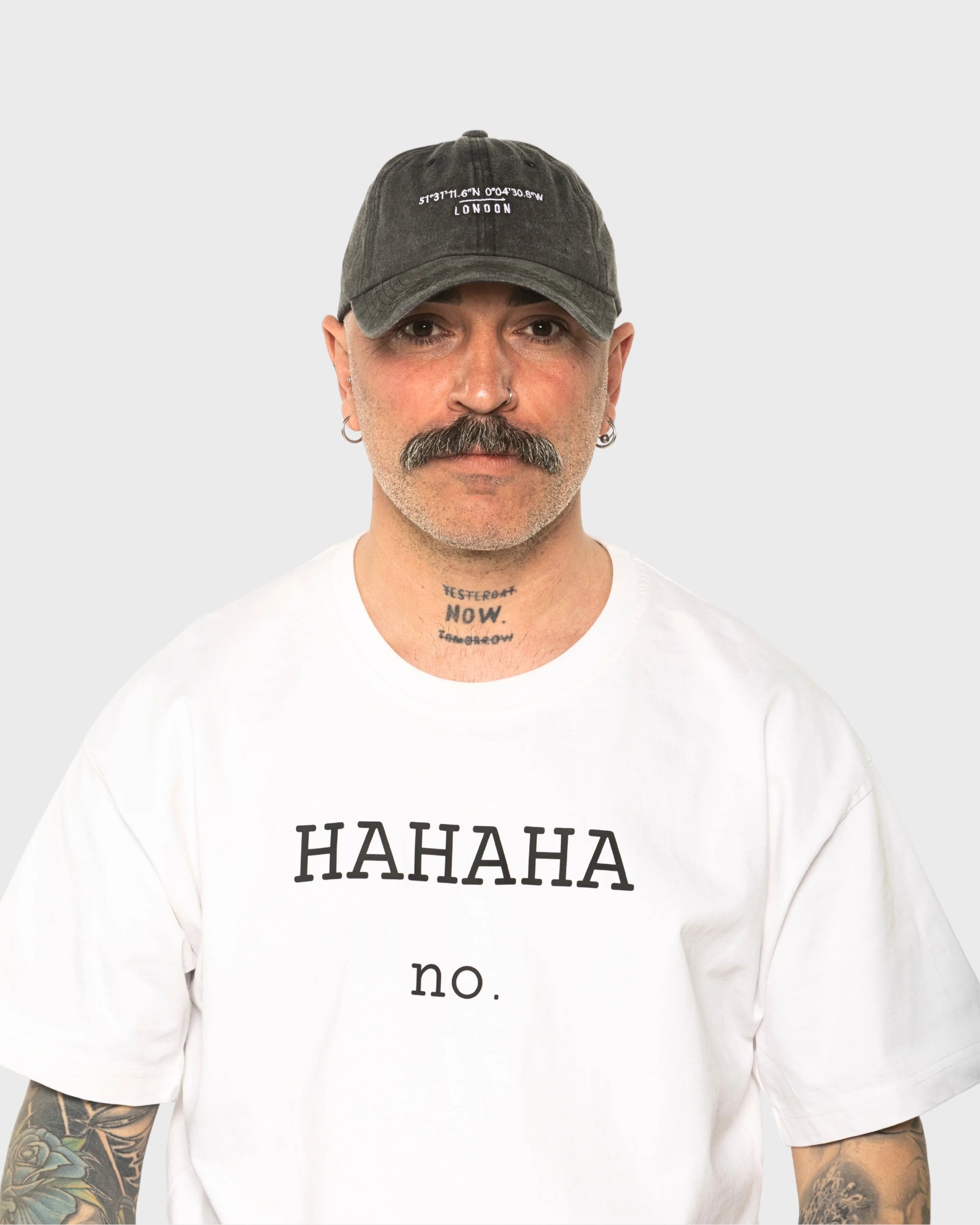 A man wearing the London Dark Gray Washed Cap