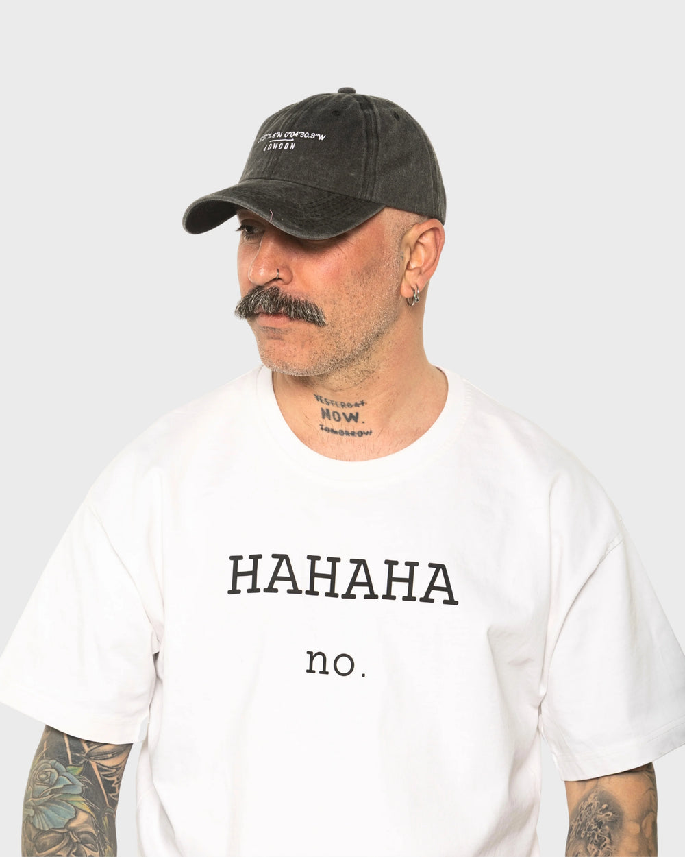A man wearing the London Dark Gray Washed Cap