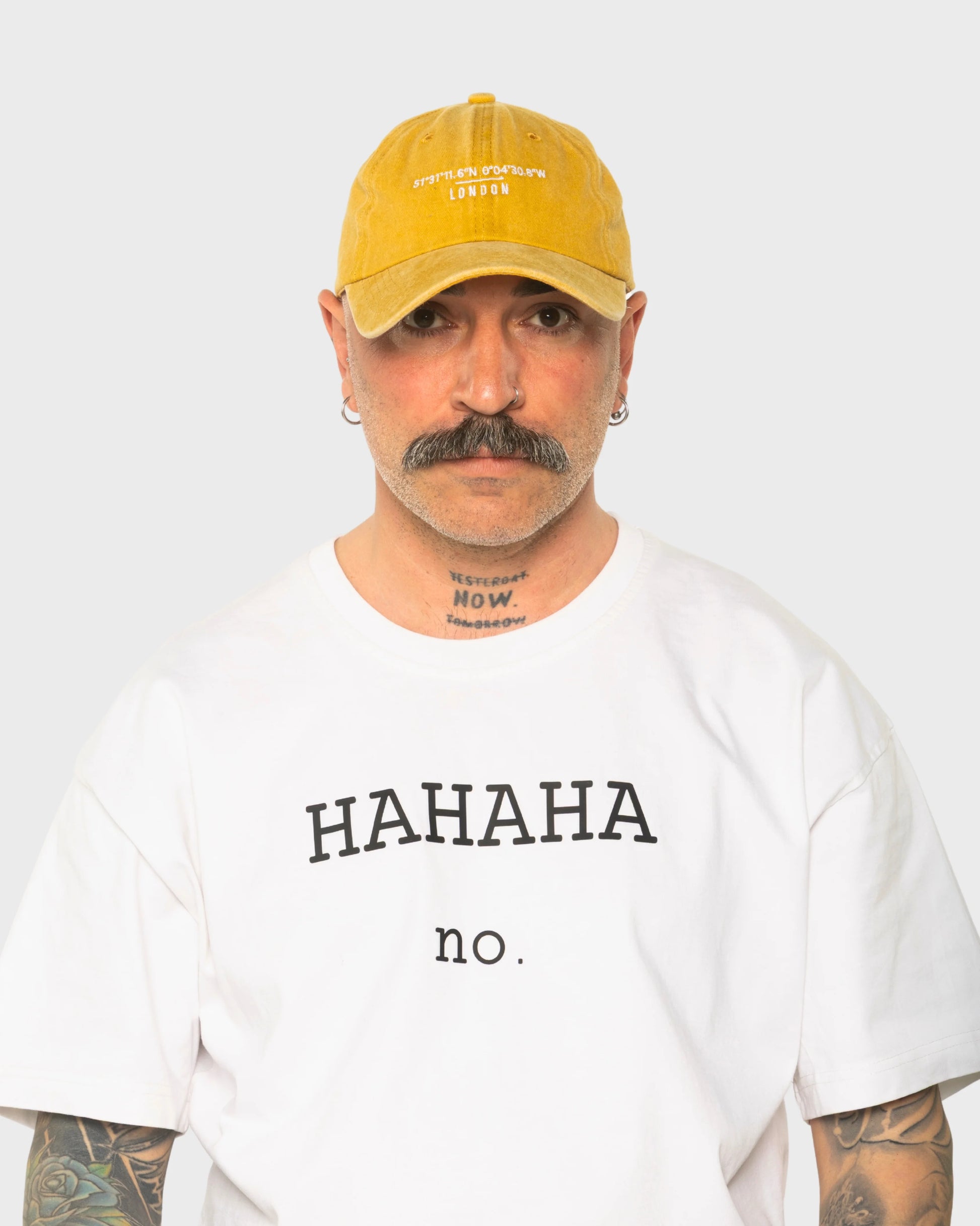 A man wearing the London Mustard Washed Cap