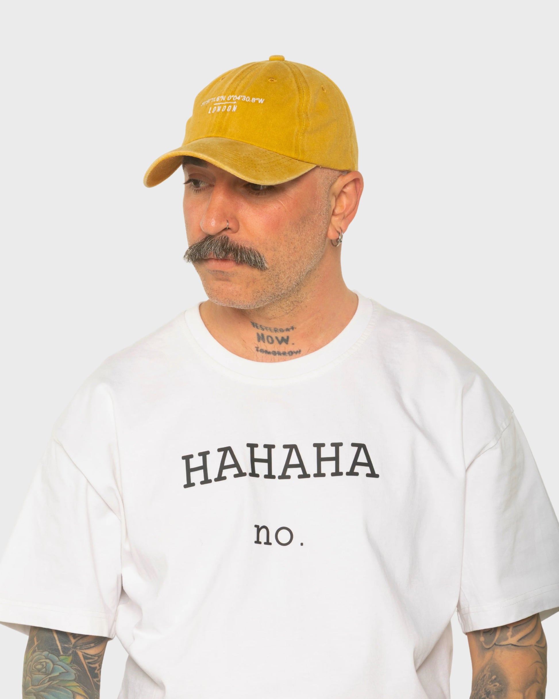 A man wearing the London Mustard Washed Cap