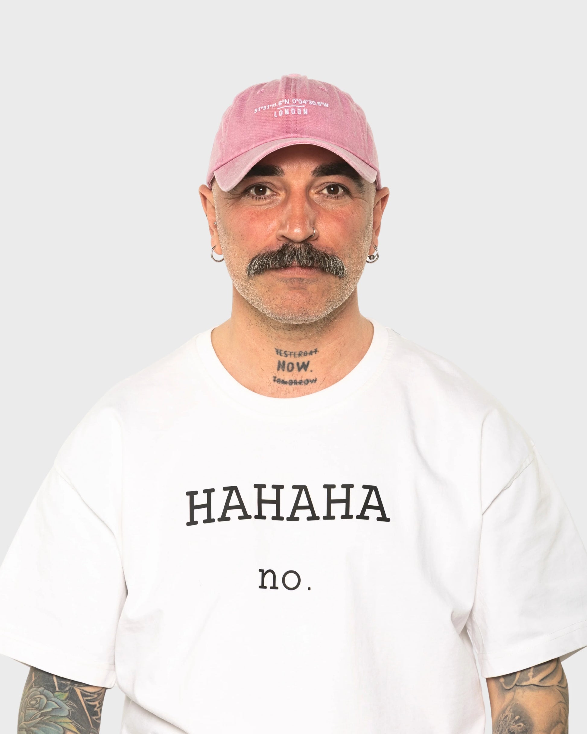 A man wearing the London Pink Washed Cap