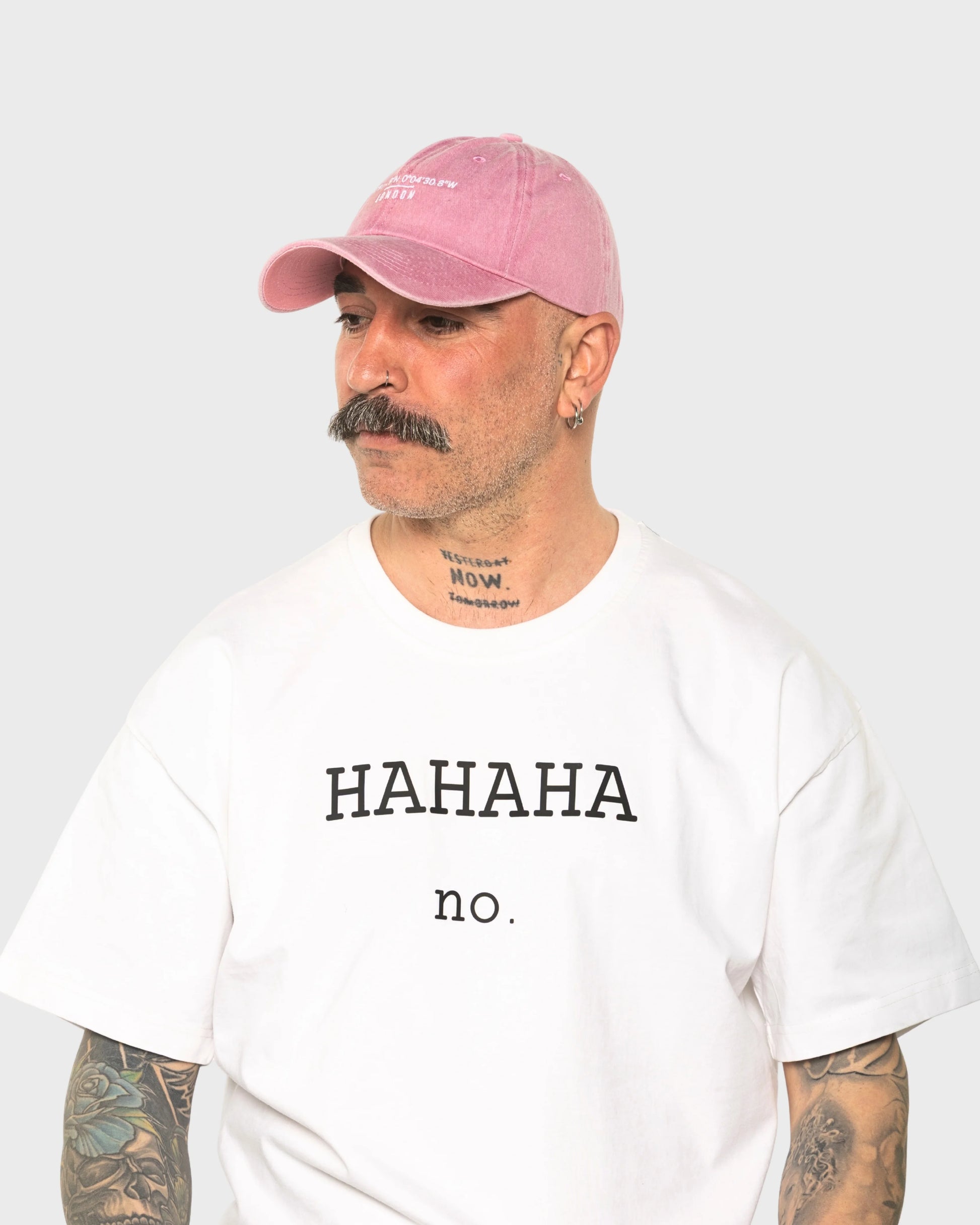 A man wearing the London Pink Washed Cap